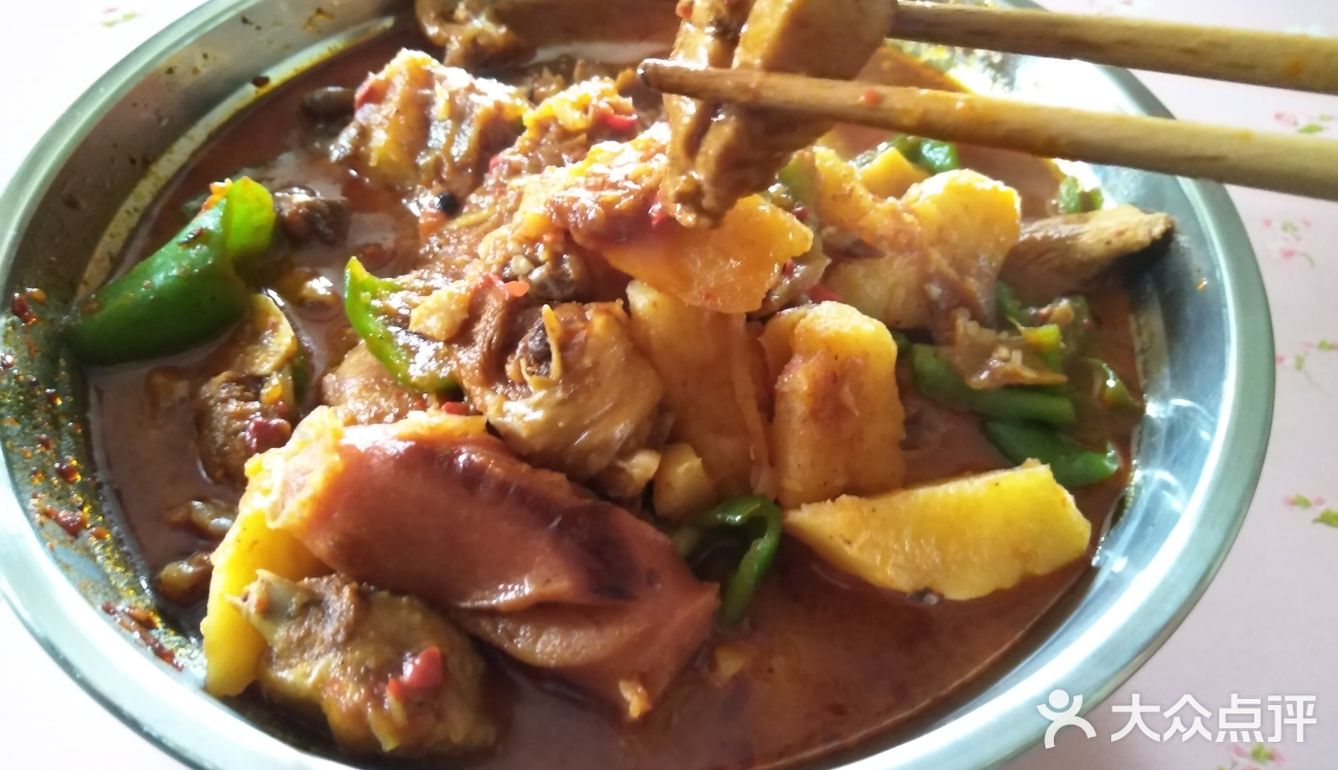 将鸡肉水尽量弄干，油开后加入白糖一大拇指盖左右