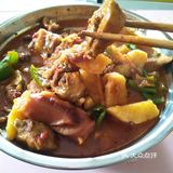 将鸡肉水尽量弄干，油开后加入白糖一大拇指盖左右