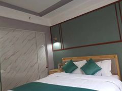 -宸玥酒店(成都西南财大地铁站店)