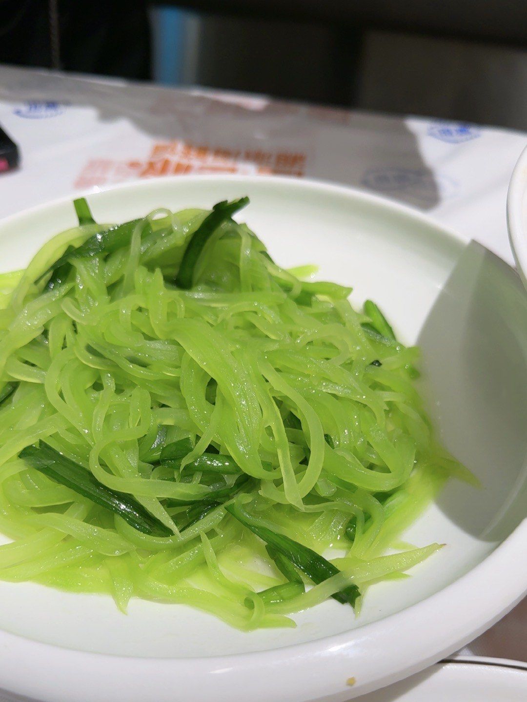 这道菜的摆盘简直是一件艺术品,色彩搭配得