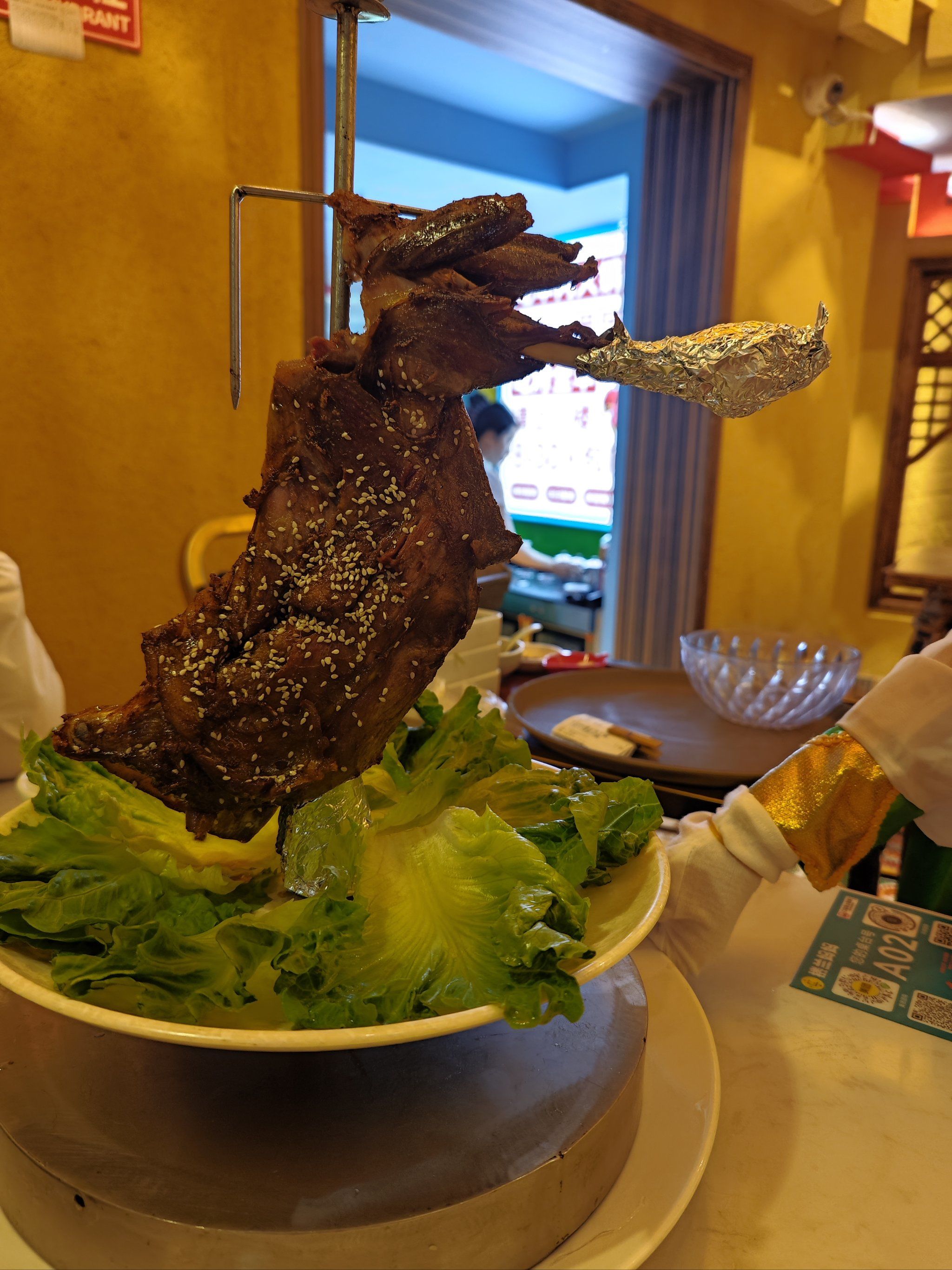 天天领红包 #羊妈妈烤全羊 
肉类多汁,旁边还有小姐姐讲故事和养生