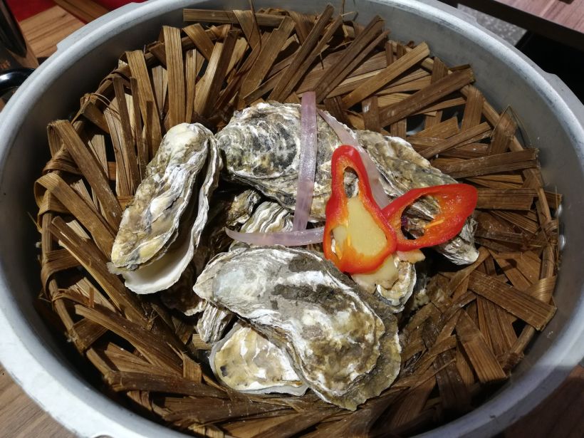 土蚝金竹笼蒸蚝~高压锅里面的原汁原味生蚝很鲜美