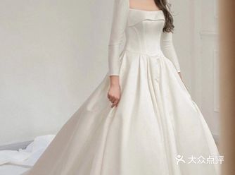 超有气质的长袖缎面婚纱 我男盆友他在婚纱这方面不是很