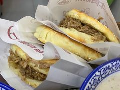 芝麻烧饼-穆得·老周家牛肉烧饼(普利街店)