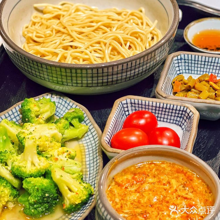 富到流油✨多如瀑布的蟹黄面，原来每碗用了十二只蟹‼️