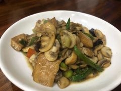 豆腐干炒蘑菇-小乡小镇·传承桐庐土菜·老板亲自烧的菜