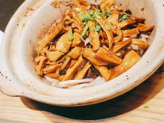 砂锅烧山菌-老牌坊•鲁菜名店•地道济南菜(大观园商埠店)