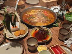 -野山舂·贵州现舂酸汤火锅(鸿通城店)