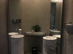 健身房内的洗手间-上海滴水湖皇冠假日酒店