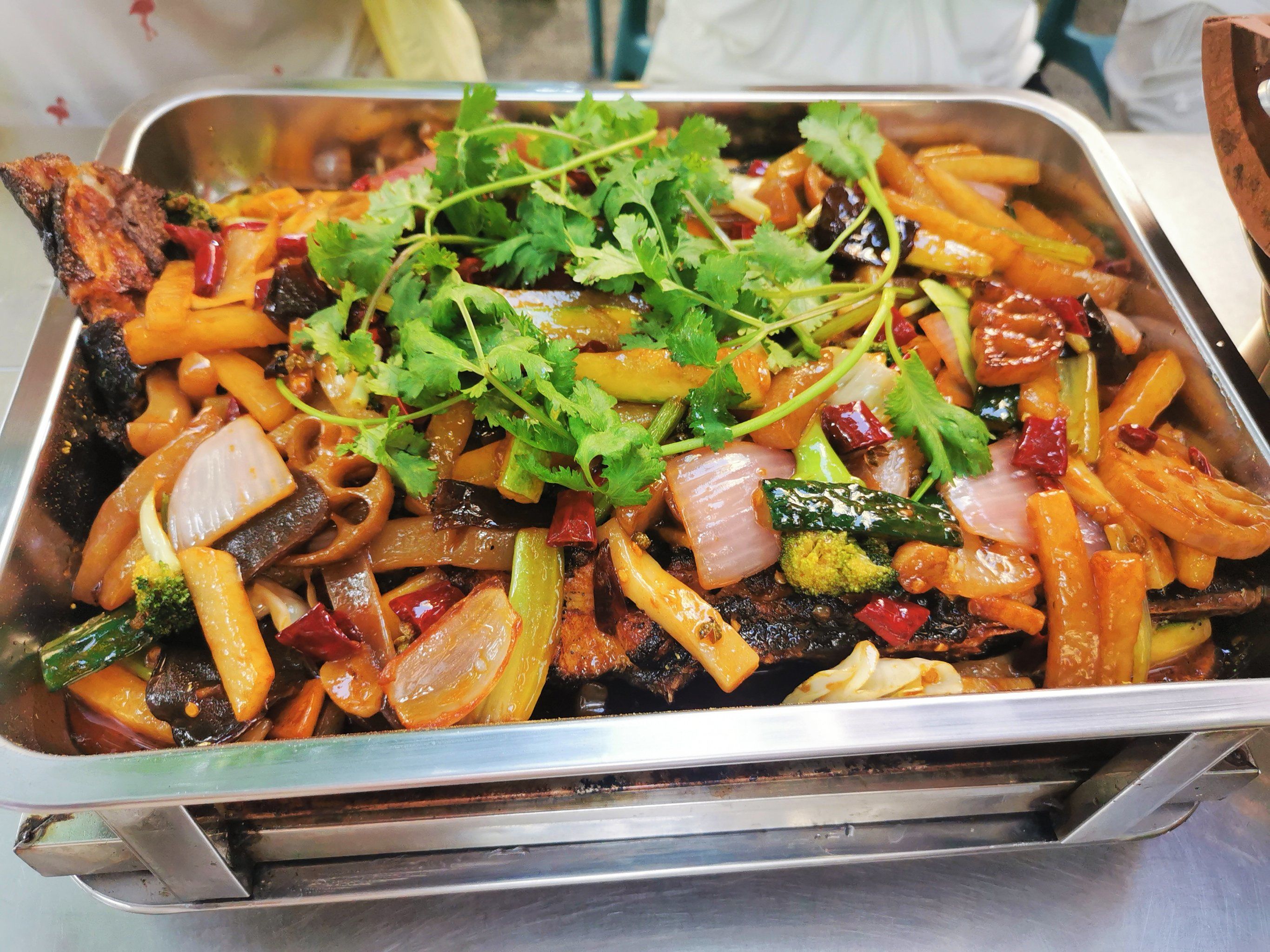 传说中的蔬菜烤鱼
真的是现捞现x现烤
上边铺了厚厚的各式蔬菜
