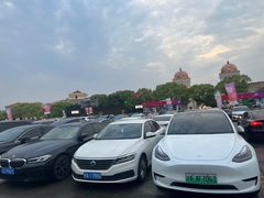 -奥特莱斯停车场