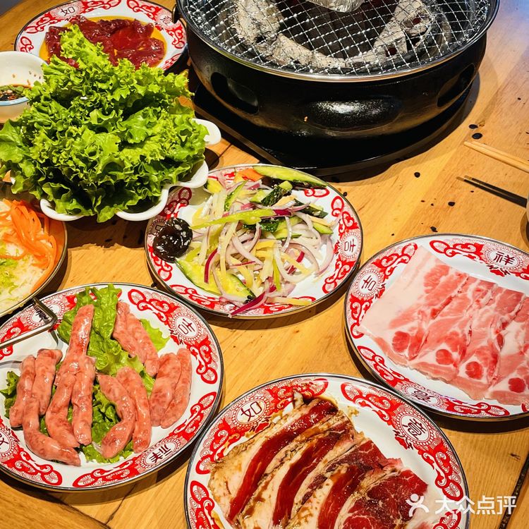 有套餐肉菜都有了，双人套餐才几十块 四荤四素吃得很爽