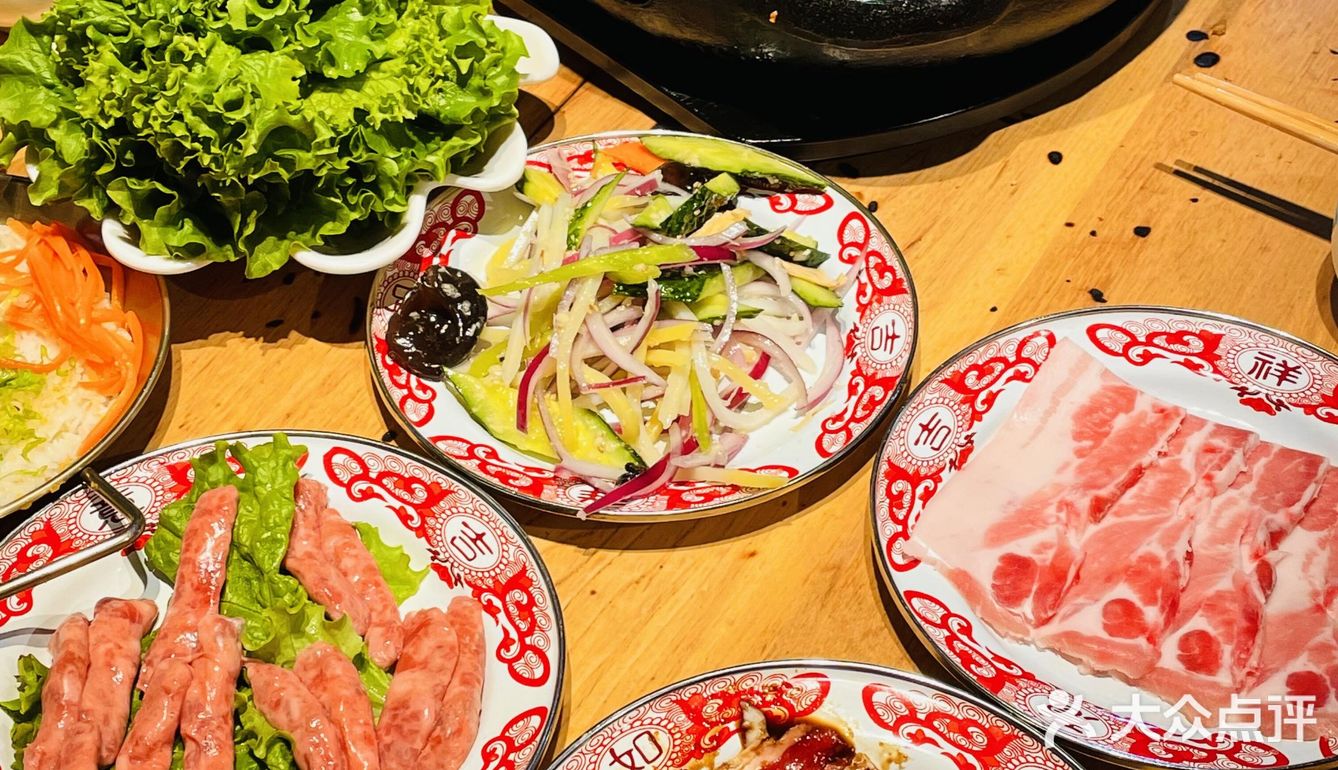 有套餐肉菜都有了，双人套餐才几十块 四荤四素吃得很爽