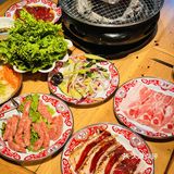 有套餐肉菜都有了，双人套餐才几十块 四荤四素吃得很爽