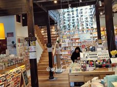 -猫的天空之城概念书店(杭州南宋御街店)