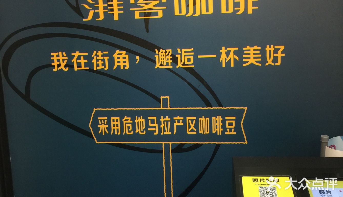 这家在我家附近的全家便利店，开了好久了