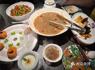 餐厅位于云龙湖边 可以看滨湖美景 徐州电视台就在湖对