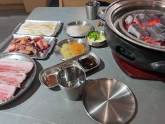 -围炉肉舍•炭烤活鳗•丹东海鲜烤肉(步行街店)