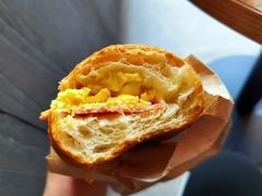 火腿芝士蛋香可颂-瑞幸咖啡(盛博广场店)