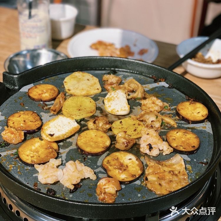 烤过之后还有肉汁,配上店里的蘸料,真的是一绝!