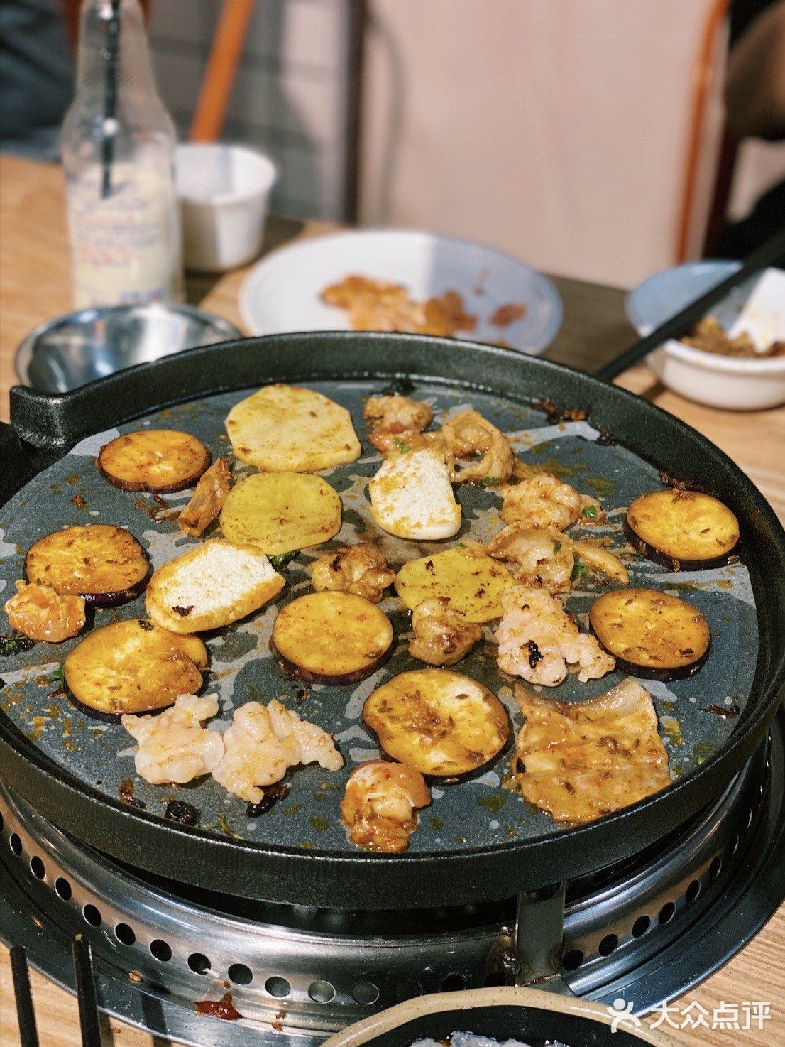 烤过之后还有肉汁，配上店里的蘸料，真的是一绝！
