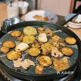 烤过之后还有肉汁，配上店里的蘸料，真的是一绝！