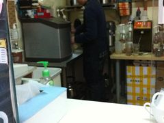 以为是伙计&nbsp;看了点评才知道是老板本尊-熊猫一间店欧式奶茶铺