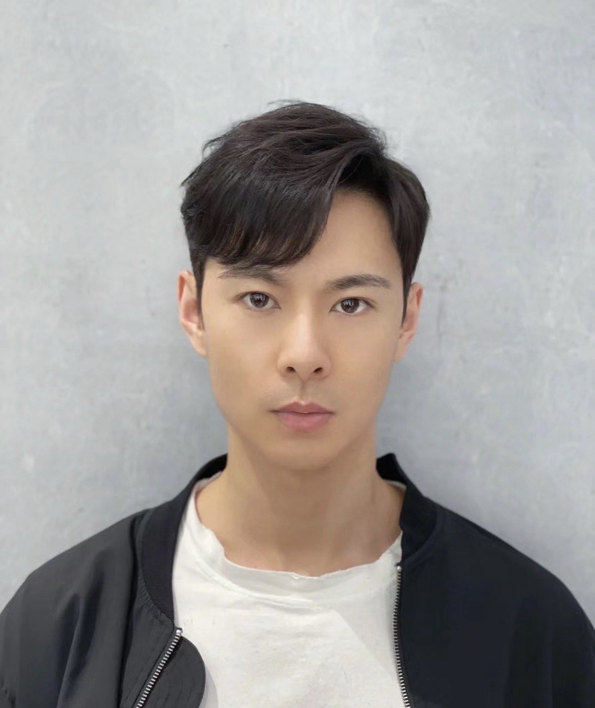 帅
男生发型,适合短发男生~
这款发型不挑脸型园脸,长脸,瓜子脸