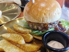 焦糖烤菠萝牛肉汉堡-魏斯理汉堡(西安沣东吾悦店)