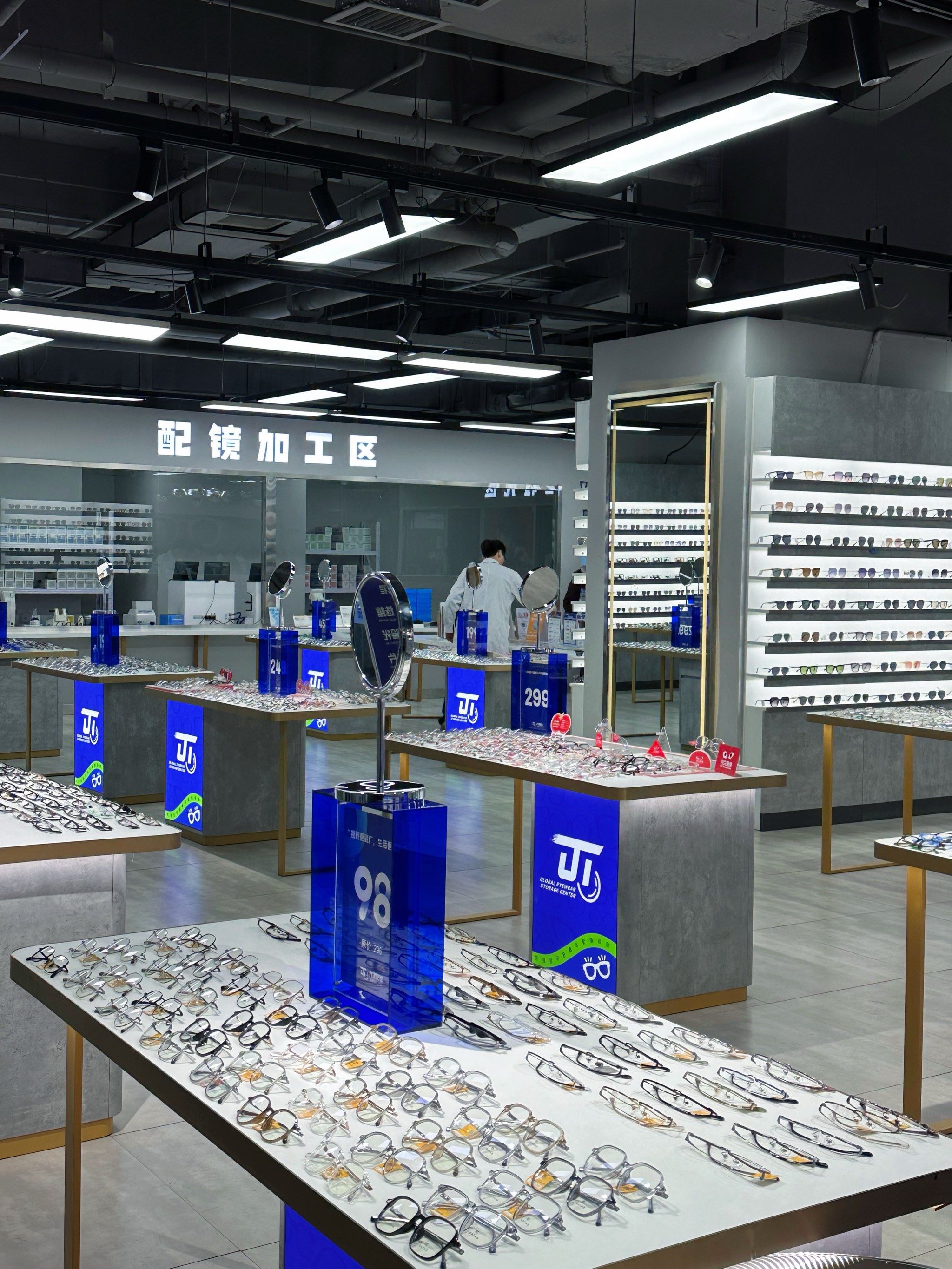 在配镜工厂配眼镜便宜又好看!🏭