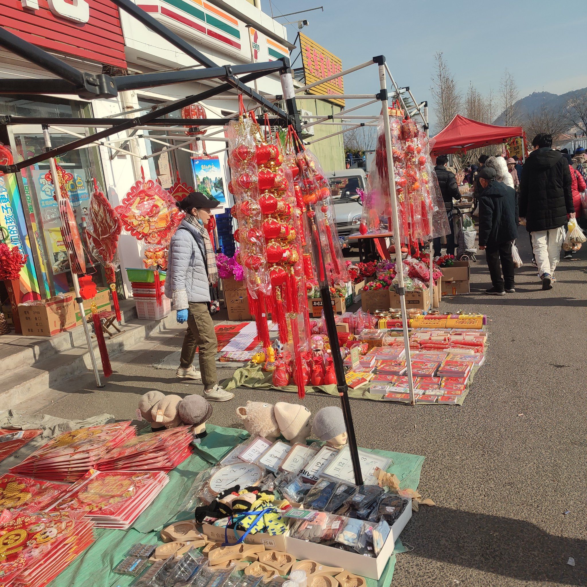 n果然有农村集市的烟火气,临近腊月人比较多,年货及春联对子,各类农
