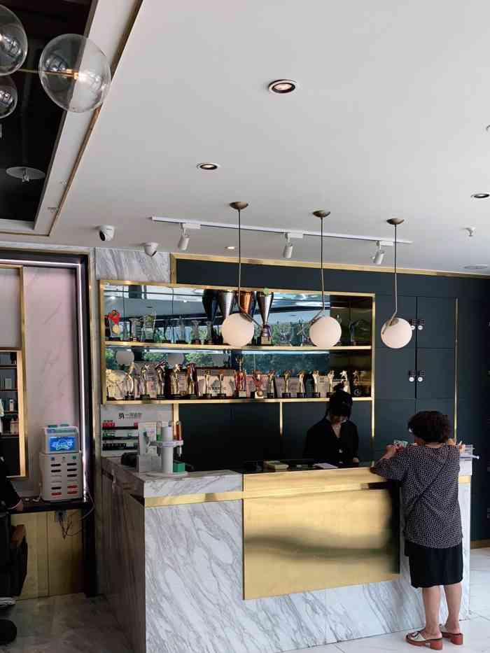 打分 才回中国 来到一佳造型罗浮店 安排诚诚老师剪发 很不错 很喜欢