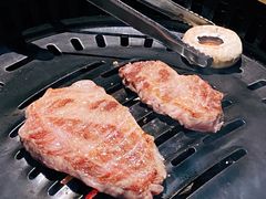 老板娘帮忙烤肉-虎哥六韩式烤肉料理 TIGERGRILL(隆生金山湖中心购物广场店)