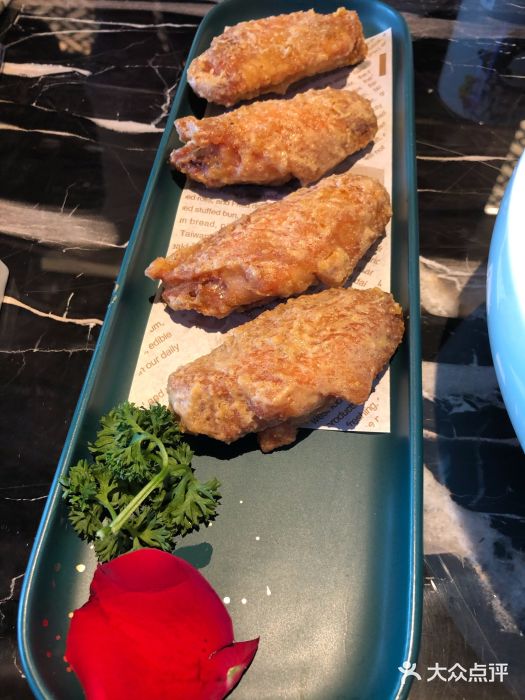 新白鹿餐厅(虹桥南丰城店)蛋黄鸡翅图片