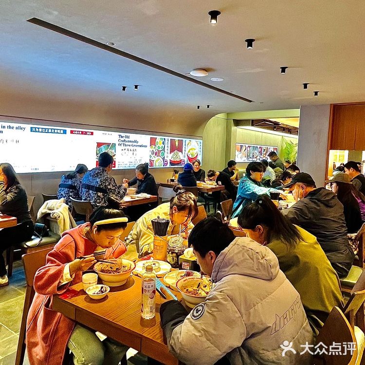 想吃正宗的老北京炸酱面来吃方砖厂就对啦