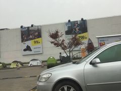 -迪卡侬运动专业超市-停车场