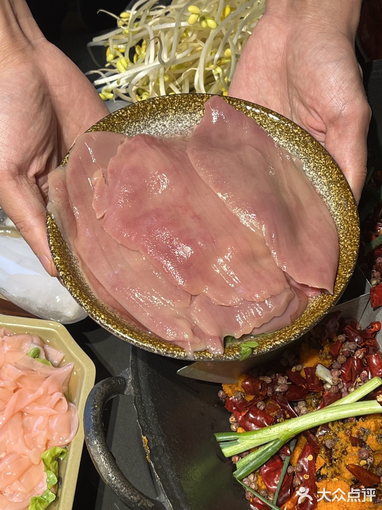 一边吃火锅，一边撸猫是种什么体验！