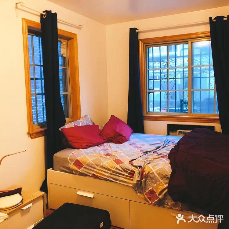 里面还有套房，套房里有三个房间，一个大厅一个厨房