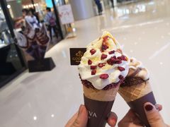 草莓白巧克力软冰淇淋-GODIVA(国际金融中心店)
