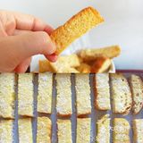 面包面包大变身，甜蜜香脆黄油砂糖面包干🍞