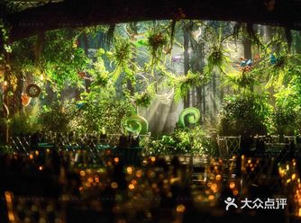 花艺配色和花材选择上保留焦糖色和复古感，略带跳跃的橙 橘