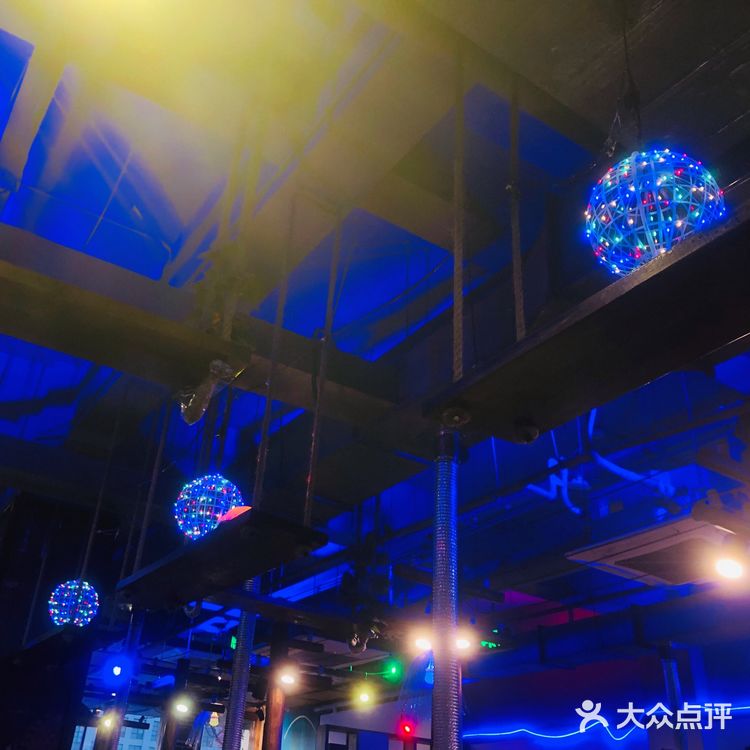 位置：很方便，导航很准确，停车位也多 我们从双龙峡下