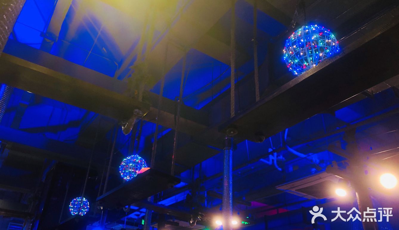 位置：很方便，导航很准确，停车位也多 我们从双龙峡下