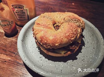 跟着朋友发掘的贝果小店，紧邻热门商圈，但本身不在热门