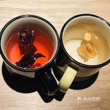 三个人点了3-4人份，有两条鱼，鱼肉比酸菜还多