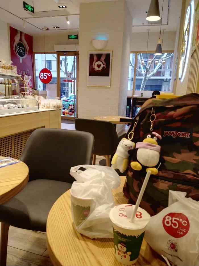 85度c(上海武进店"武进路的85度c所在的大楼现在外面都在装.
