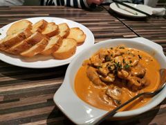 煮鸡肉配蒜香面包-BomBa意大利餐厅