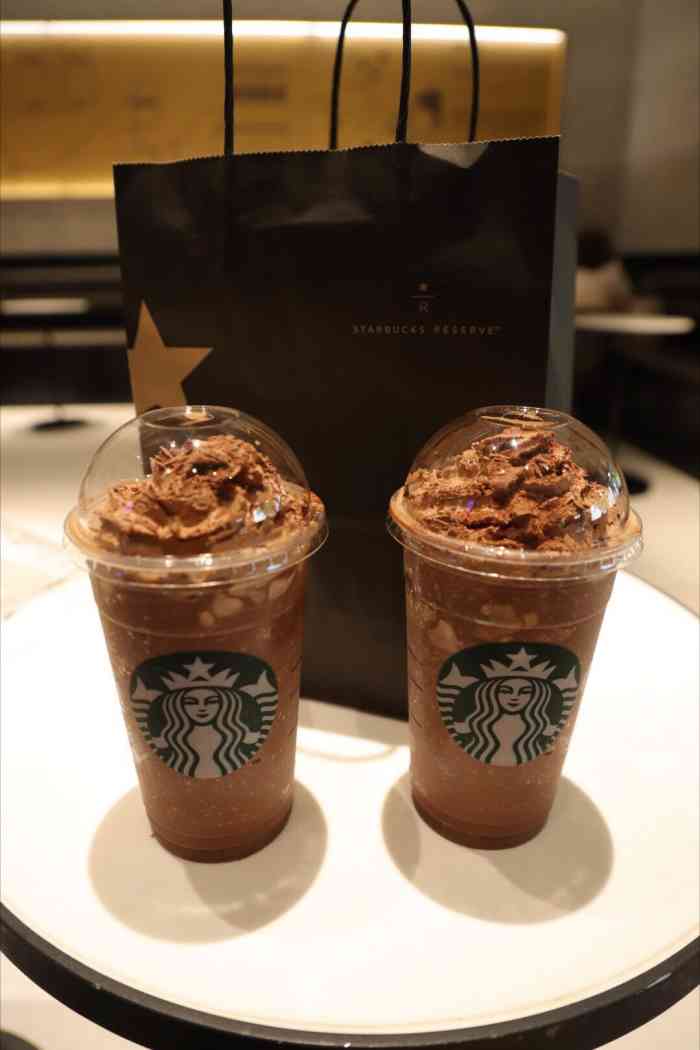 星巴克(武汉万达广场店)-"上次跟好朋友一起去的,偏暗的装修风格配上.