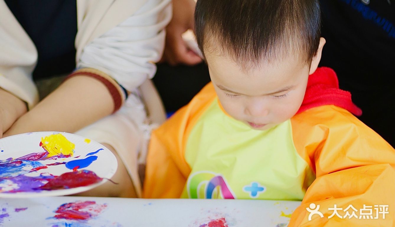 从开始的哭哭啼啼到门口不肯进来，到现在开开心心地来园