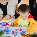 从开始的哭哭啼啼到门口不肯进来，到现在开开心心地来园